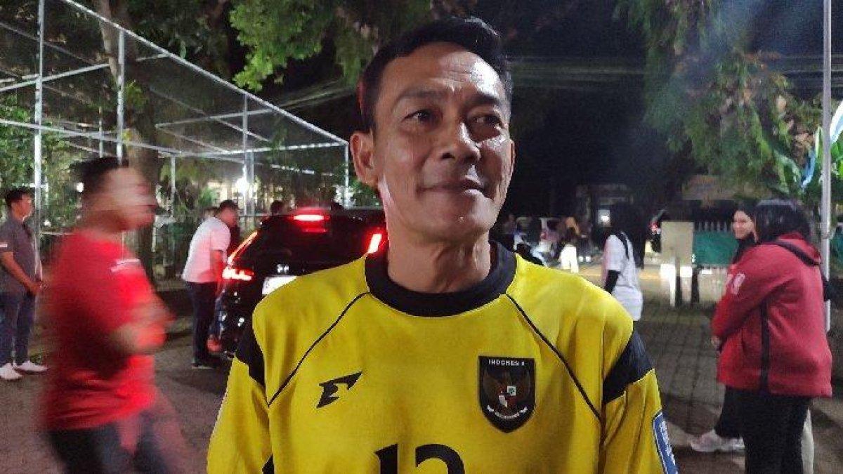 KOMENTAR AYAH EMIL - Edy Mulyadi, ayah dari Emil Audero penjaga gawang Timnas Indonesia saat ditemui seusai nonton bareng di Polres Lombok Tengah, Selasa (10/6/2025). Ia memberikan komentar usai laga Timnas Indonesia dikalahkan Jepang 6-0.