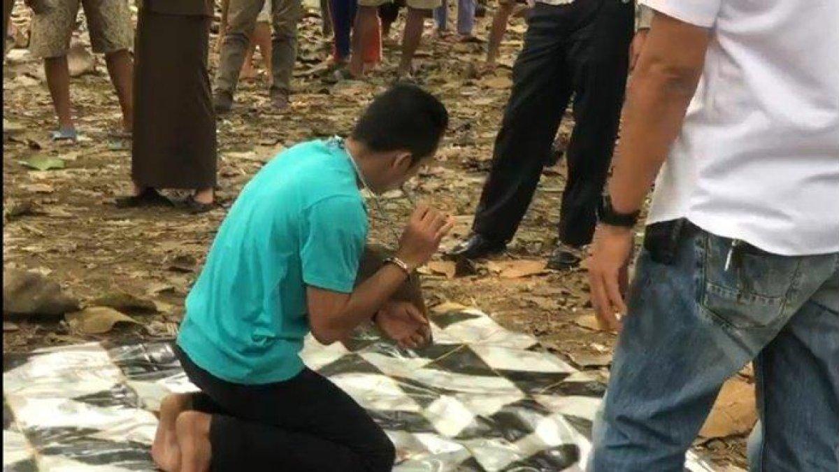 Eko Sugianto (30) menjukkan menjalani proses rekonstruksi pembunuhan wanita selingkuhannya