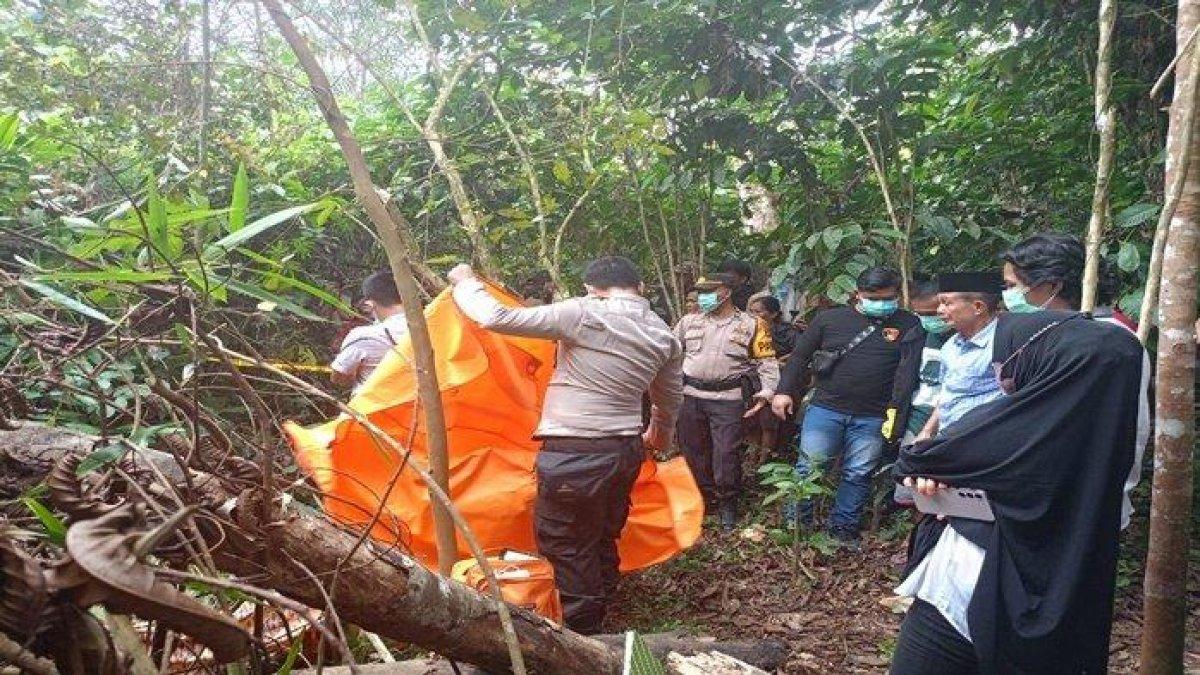 Eko Sugianto (30) menjukkan menjalani proses rekonstruksi pembunuhan wanita selingkuhannya