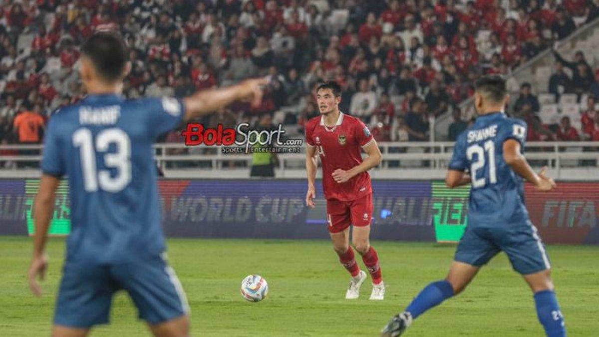 KABAR NATURALISASI - Elkan Baggott (tengah) sedang menguasai bola dalam laga Pra Kualifikasi Piala Dunia 2026 antara timnas Indonesia versus timnas Brunei Darussalam di Stadion Utama Gelora Bung Karno, Senayan, Jakarta, Kamis (12/10/2023).