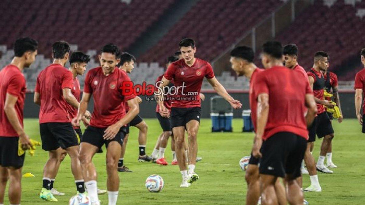 Elkan Baggott (tengah) berlatih bersama timnas Indonesia di Stadion Utama Gelora Bung Karno, Senayan, Jakarta, Rabu (11/10/2023).