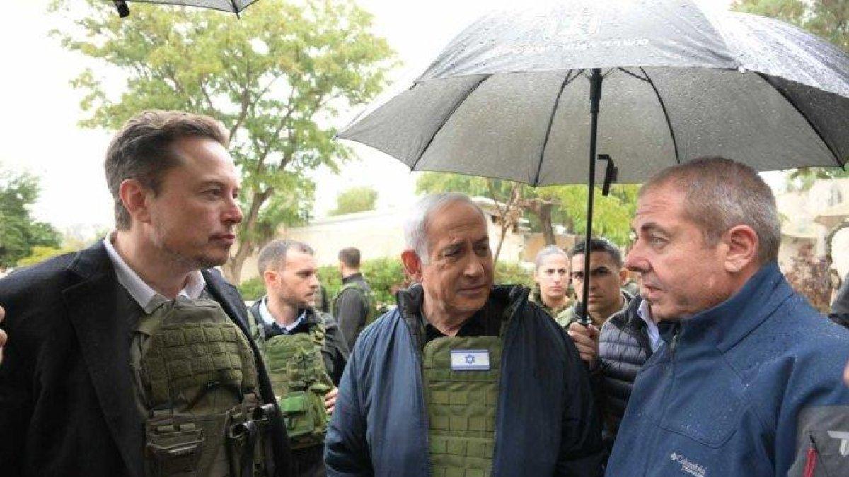 Elon Musk melakukan tour ke wilayah Kibbutz Kfar Israel yang sempat menjadi sasaran rudal militan Hamas, Senin (27/11/2023).