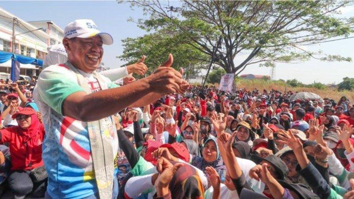 Eman Suherman saat menemui masyarakat.