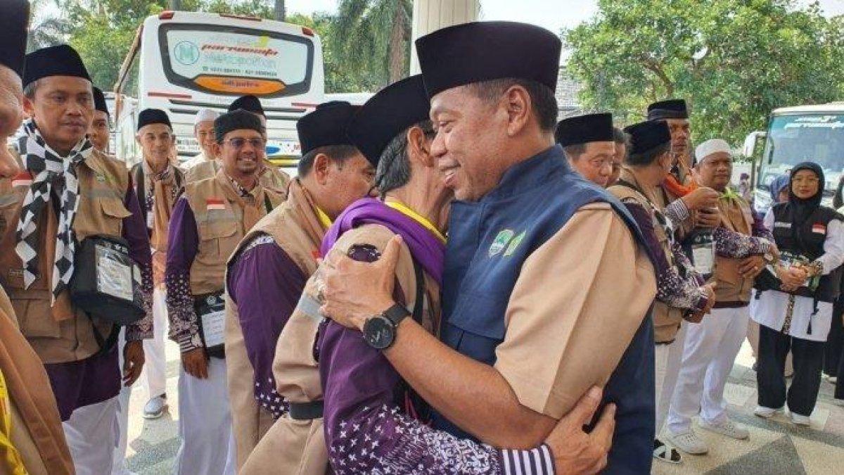 Eman Suherman saat menemui masyarakat.