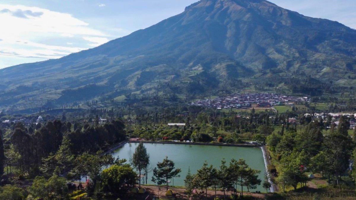 WISATA ALAM - Potret Embung Kledung disadur dari Kompas.com pada Senin (17/3/2025). Embung Kledung berada di Temanggung, Jawa Tengah.