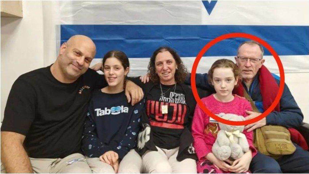 Emily Hand (9) dan ayahnya (dalam lingkaran merah). Emily sempat dilaporkan Israel telah dibunuh Hamas. Namun, pada Sabtu lalu, Emily termasuk dalam 17 sandera Hamas yang dibebaskan.