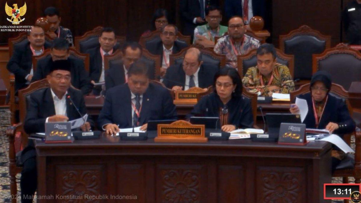 Menteri Koordinator (Menko) Bidang Pembangunan Manusia dan Kebudayaan, Muhadjir Effendy, Menko Perekonomian Airlangga Hartarto, Menteri Keuangan Sri Mulyani Indrawati dan Menteri Sosial Tri Rismaharini.