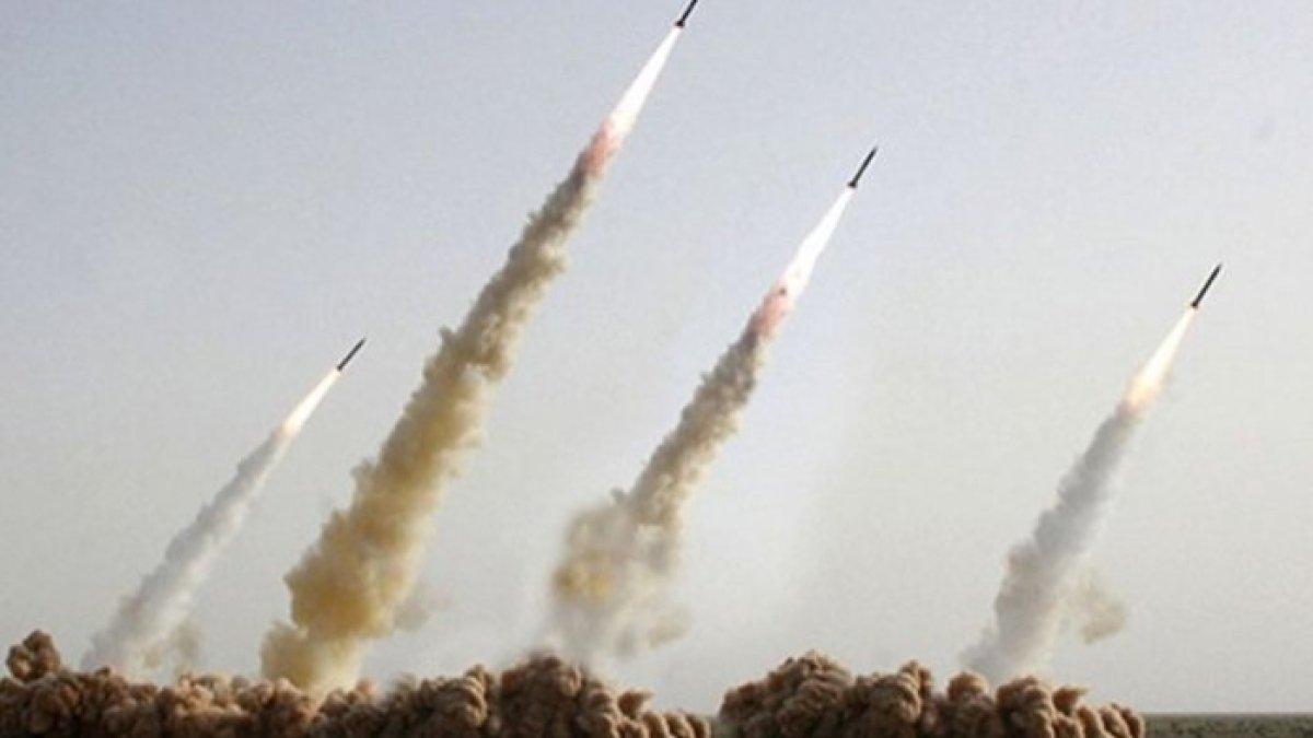 Empat peluru kendali mengudara di sebuah kawasan gurun yang tak disebutkan di Iran.