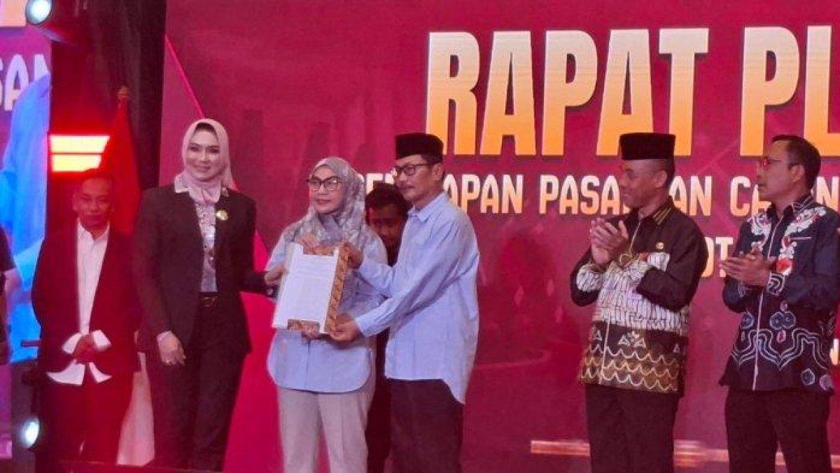 100 HARI KERJA - Paslon Erna Lisa Halaby-Wartono saat menerima surat penetapan calon Wali Kota dan Wakil Wali Kota Banjarbaru terpilih dari KPU Provinsi Kalsel di GraNd Qin Hotel Banjarbaru , Rabu (28/5/2025) malam.