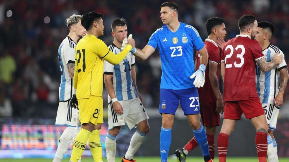 Ernando Ari saat berjabat tangan dengan kiper timnas Argentina, Emi Martinez.