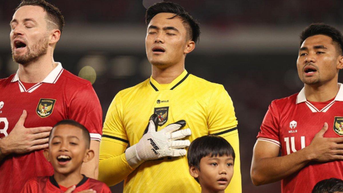 Ernando Ari saat membela Timnas Indonesia senior (tengah.