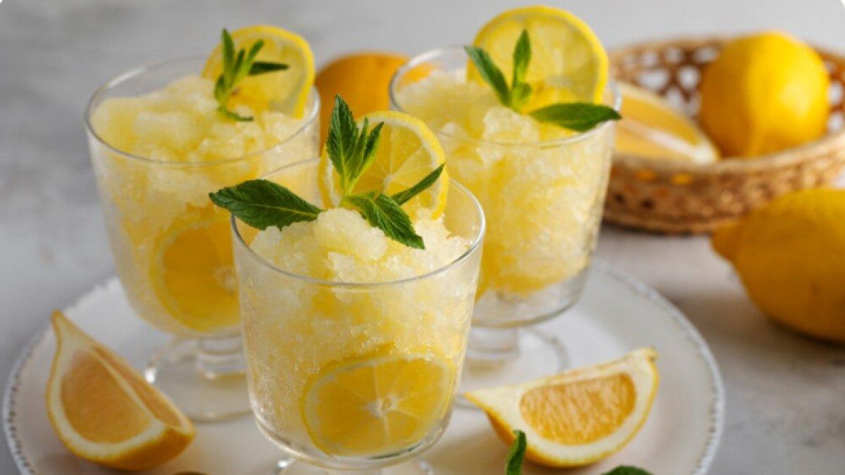 ES JERUK LEMON - Potret es jeruk lemon diambil dari Freepik pada Jumat (6/6/2025). Es jeruk lemon bisa diminum setelah konsumsi daging.