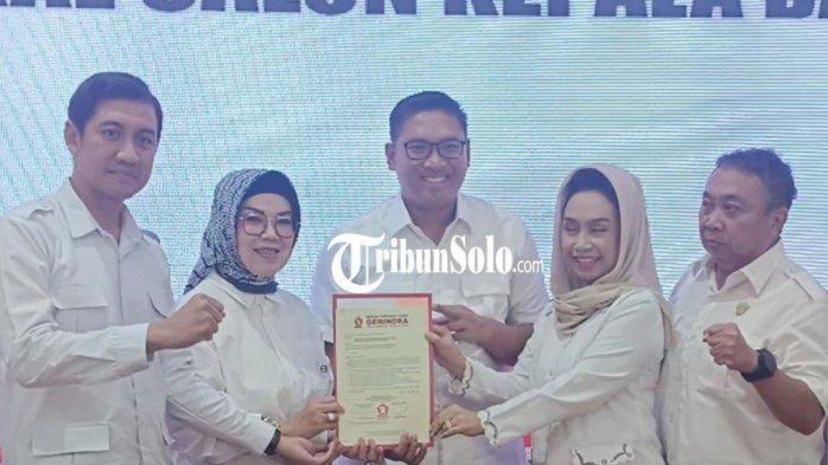 WAKIL BUPATI SUKOHARJO - Etik Suryani dan Eko Sapto Purnomo Terima surat rekomendasi dari DPD Partai Gerindra Jawa Tengah yang diserahkan langsung oleh Ketua DPD Partai Gerindra Jawa Tengah, Sudaryono di Semarang, Selasa (16/7/2024) lalu.