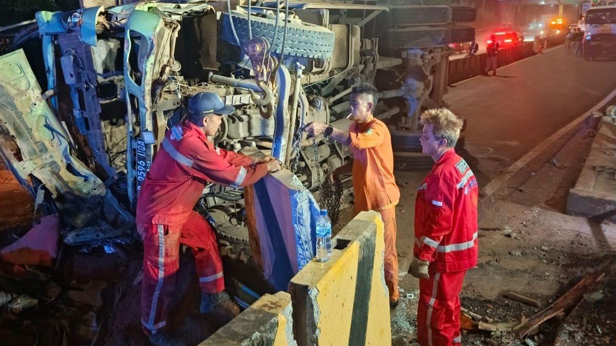 KECELAKAAN MAUT - Evakuasi dump truck bermuatan tanah yang terguling di ruas GT Karawang Barat, Karawang, Jawa Barat, Rabu (30/7/2025).