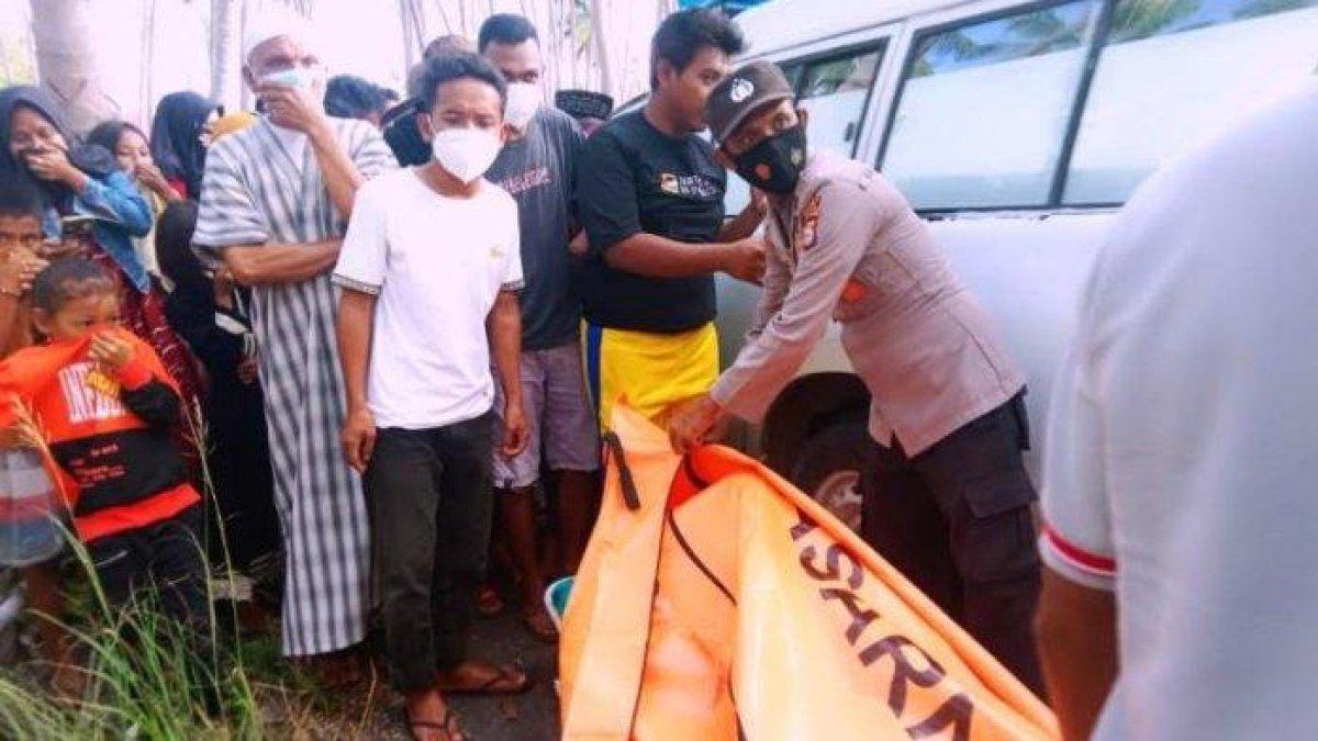 Evakuasi korban meninggal dunia KMN Yuiee Jaya 02