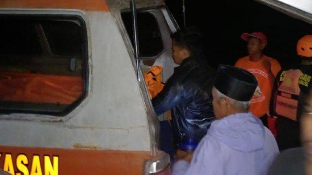 Evakuasi korban yang ditemukan tewas di Perairan Mangunan