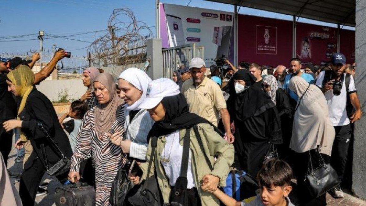 MOHAMMED ABED / AFP
Direktur Perlindungan WNI (PWNI) dan Badan Hukum Indonesia Kementerian Luar Negeri (Kemlu RI) Judha Nugraha menuturkan, upaya evakuasi terhadap warga negara Indonesia (WNI) di Gaza masih terkendala keamanan. Foto orang-orang berjalan melewati gerbang untuk memasuki perbatasan Rafah ke Mesir di Jalur Gaza selatan pada 1 November 2023.