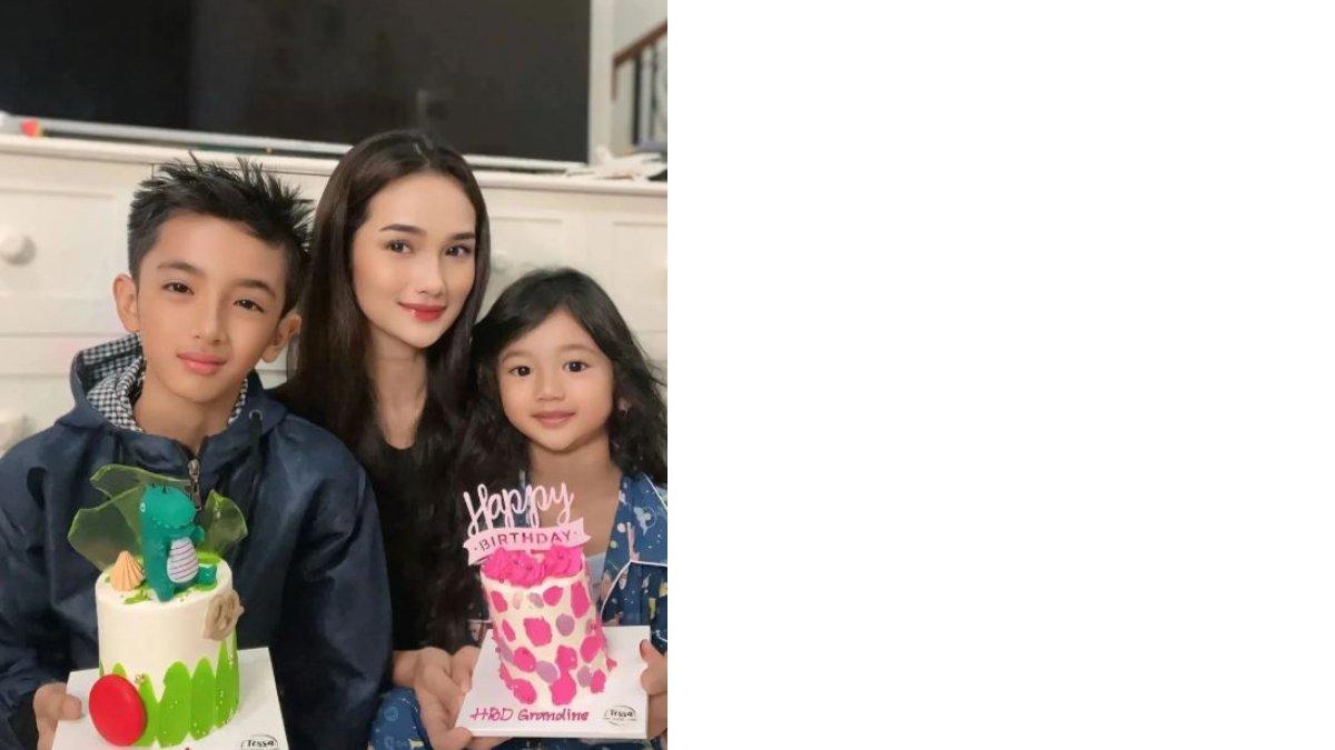 Faby Marcelia bersama dua anaknya.