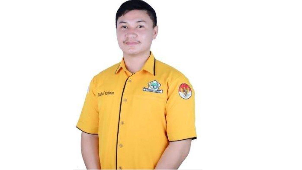DIKECAM WARGANET- Fadhal Rahmat, Anggota DPRD Kendari dikecam warganet karena isap vape di tengah Rapat Dengar Pendapat (RDP). Sikapnya dinilai tidak menghormati persidangan atau rapat.