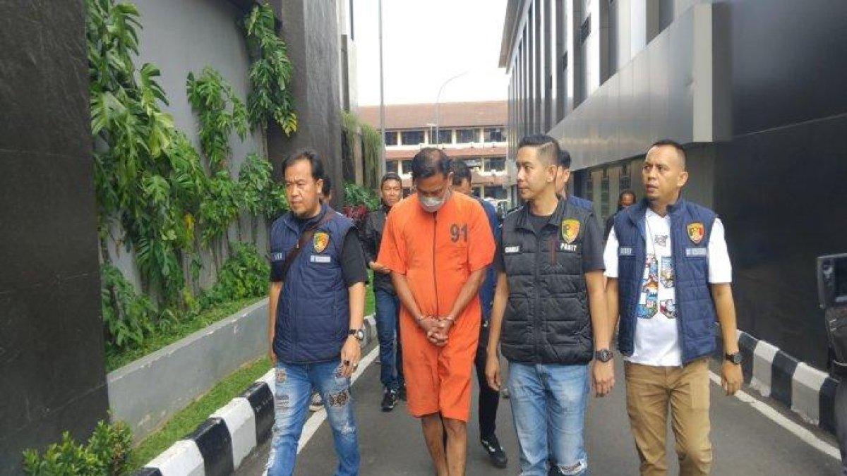 Fadilla alias Datuk tersangka penganiayaan dokter koas saat akan dirilis Polda Sumsel dengan memakai baju tahanan, Sabtu (14/12/2024)