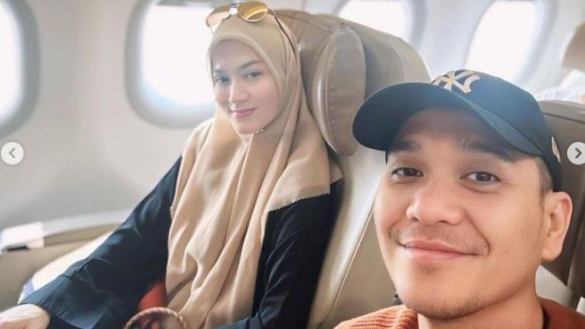 Fadlan dan sang istri dalam pesawat