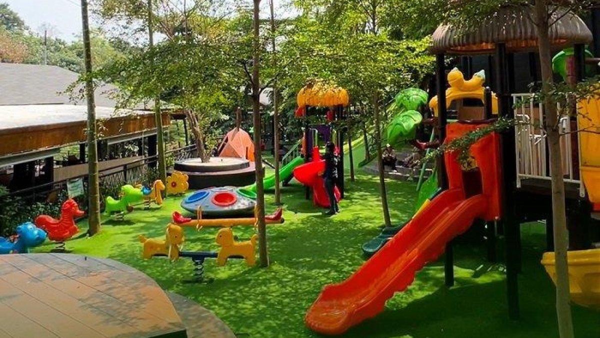 WISATA TANGERANG - Pengunjung tengah menikmati fasilitas di The Nice Garden Serpong, Tangerang, Banten, Jumat (21/3/2025). The Nice Garden Serpong bisa menjadi tempat wisata pilihan dengan tarif terjangkau