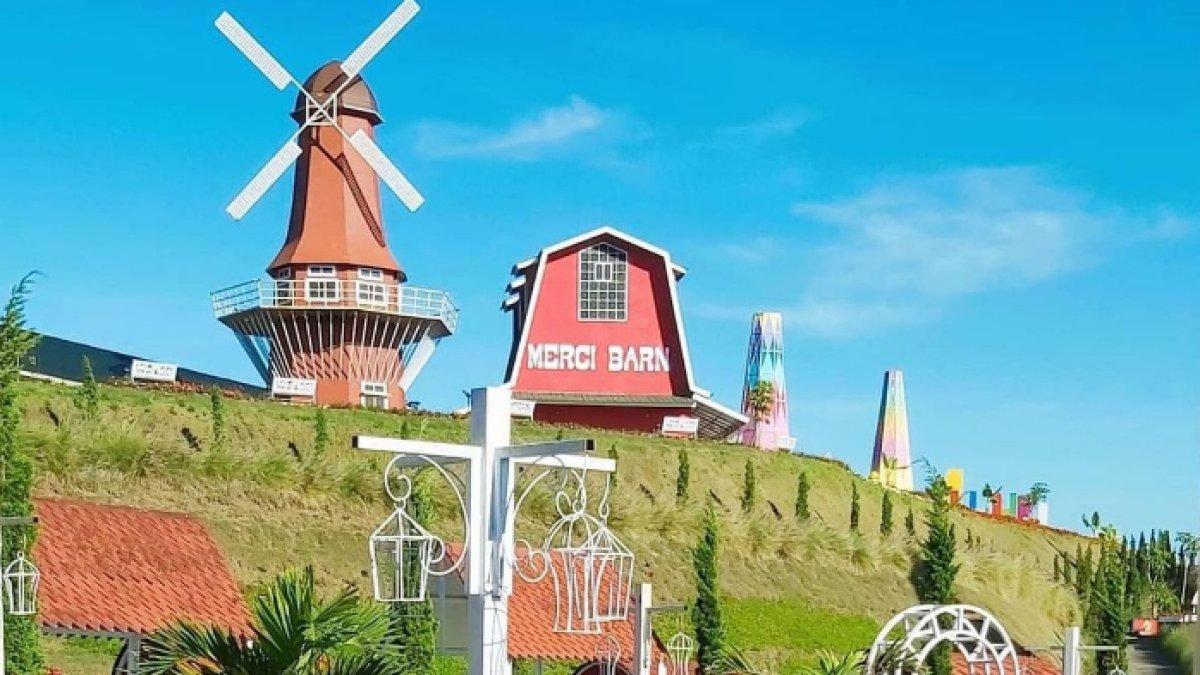 WISATA MENARIK - Potret Flora Wisata San Terra disadur dari Kompas.com pada Jumat (2/5/2025). Flora Wisata San Terra berada di Pujon, Kabupaten Malang, Jawa Timur.