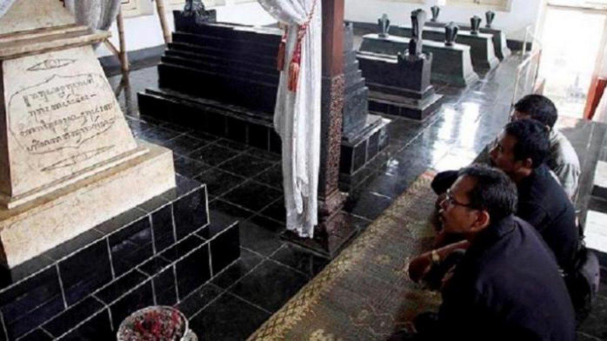 Sejumlah petani yang tergabung dalam Forum Petani Klaten berziarah di makam Ronggowarsito, di Kecamatan Trucuk, Kabupaten Klaten, Jawa Tengah, Maret 2015 lalu. Pujangga penutup Keraton Kasunanan Surakarta (1802-1873) itu terkenal dengan karya-karya sastranya. Salah satunya, Serat Kalatidha, syair 12 bait.