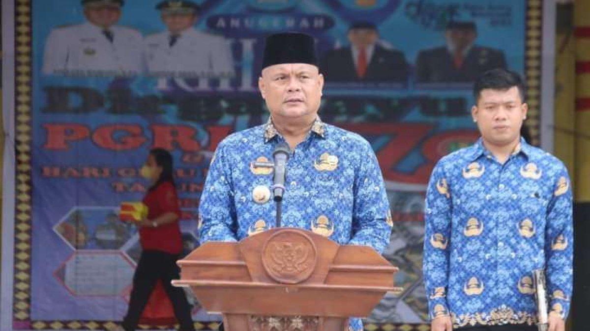 BUPATI NIAS UTARA - Foto Amizaro Waruwu saat jadi inspektur upacara PGRI 2023 dokumen RRI diunduh pada Senin (28/4/2025).