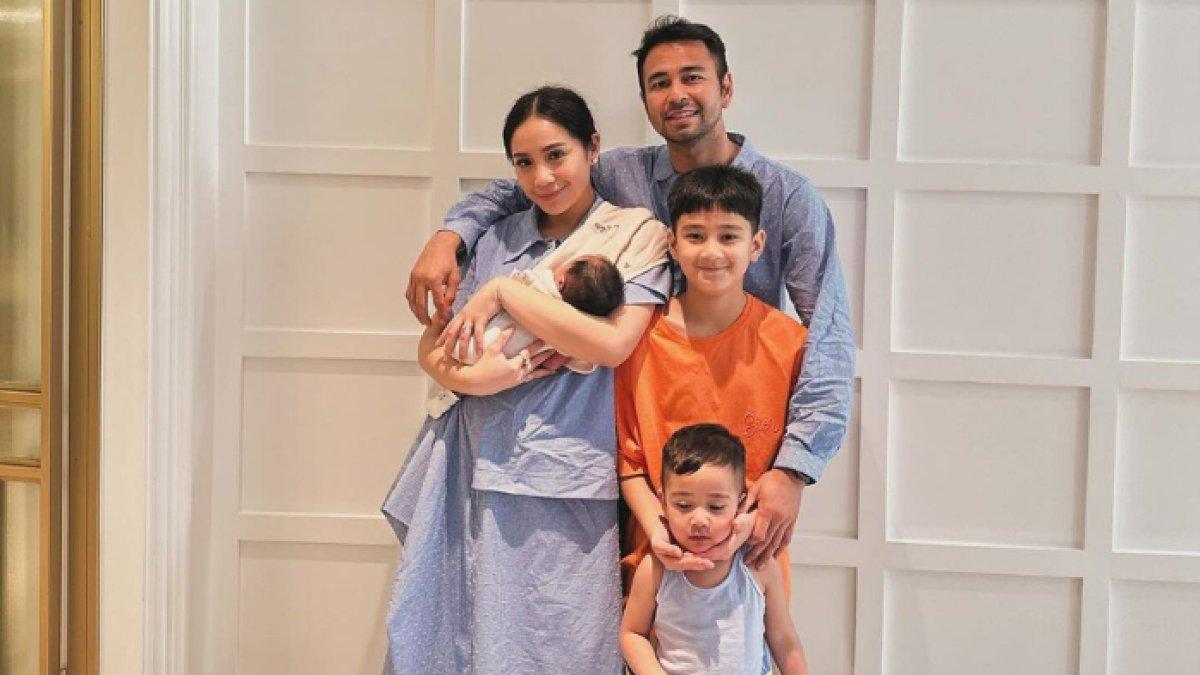 Foto Baru Keluarga Raffi Ahmad dengan bayi Lily