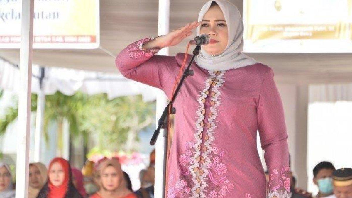 INDAH DHAMAYANTI PUTRI - Foto Indah Dhamayanti Putri, S.E., M.I.P. saat memimpin upacara hari jadi Kabupaten Bima ke-382 pada 5 Juli 2022. Berikut profil Wakil Gubernur NTB terpilih periode 2025 hingga 2030 tersebut.