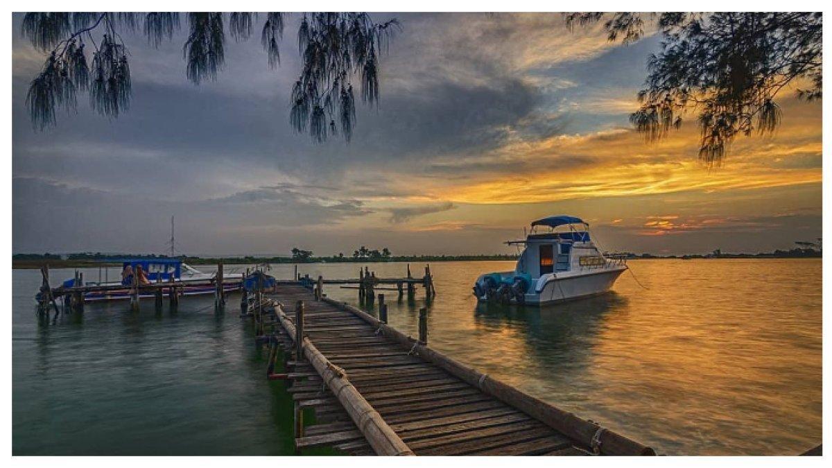 KEINDAHAN PANTAI MARINA PADA SORE HARI