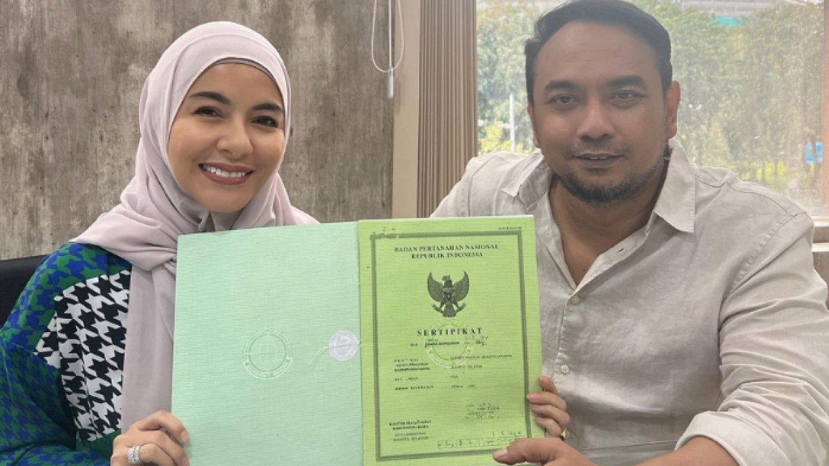 Foto  Meisya Siregar dan Bebi Romeo memegang sertifikat rumahnya setelah 45  tahun nyicil.