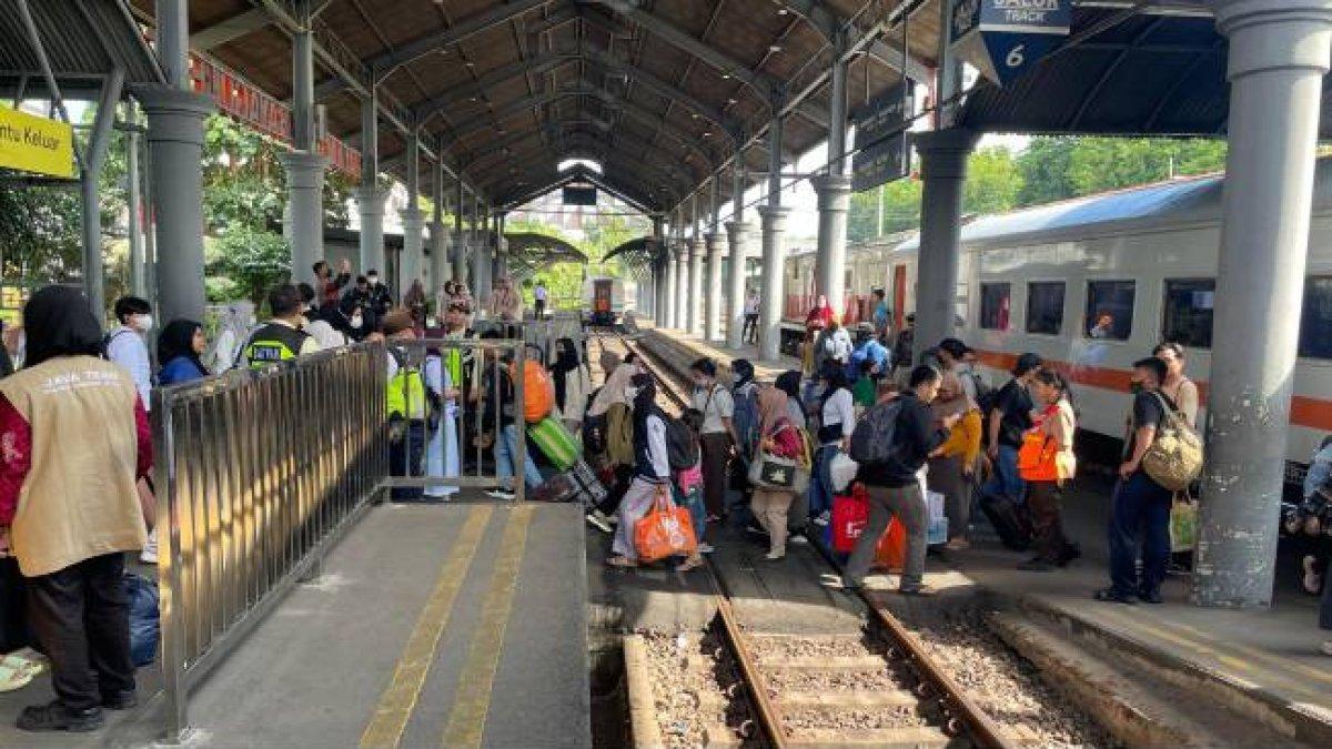 Foto ilustrasi para penumpang - Kabar baik menjelang liburan sekolah, pemerintah menyiapkan beberapa insentif menarik untuk kalian coba, dari diskon tarif tol hingga harga kereta api