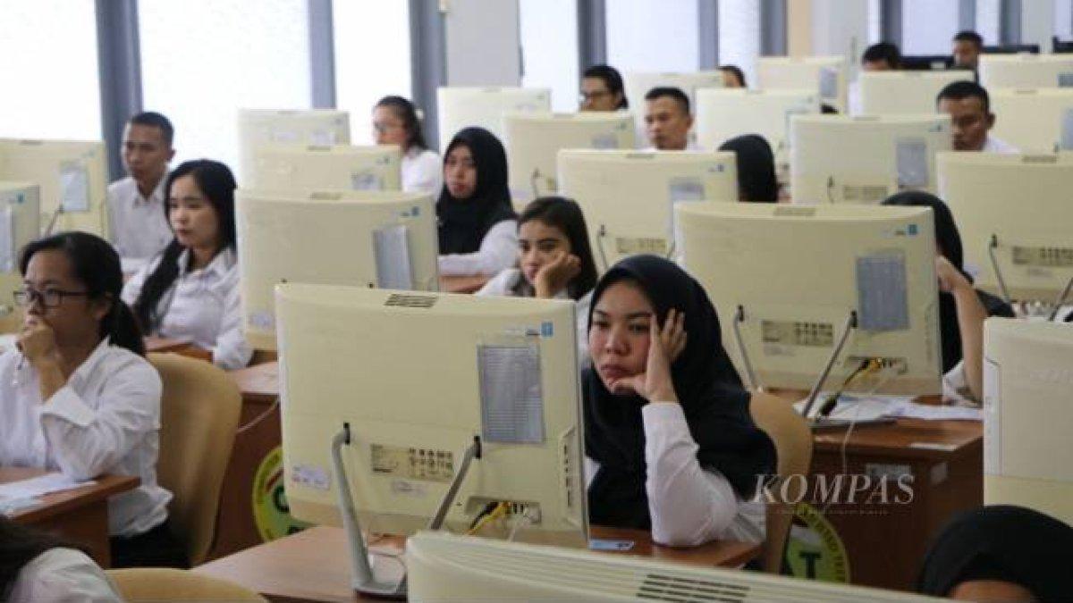Foto ilustrasi. Peserta mengikuti ujian seleksi calon pegawai negeri sipil dengan sistem computer assisted test (CAT) di kantor Badan Kepegawaian Negera Regional VI Medan, Sumatera Utara, Senin (27/1/2020).