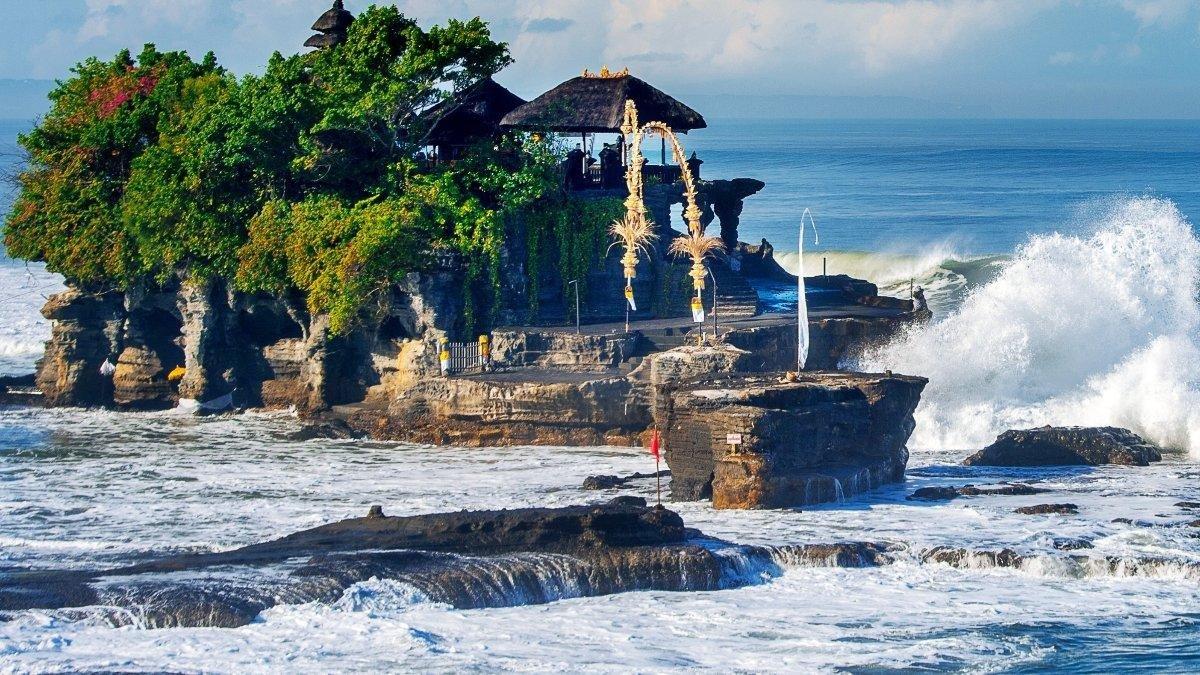 Ilustrasi ombak pantai di Bali.