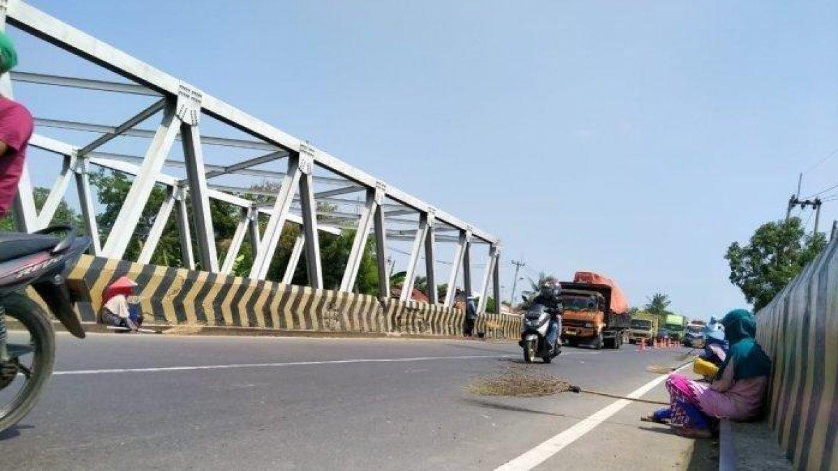 Penyapu koin di Jembatan Sewo Indramayu