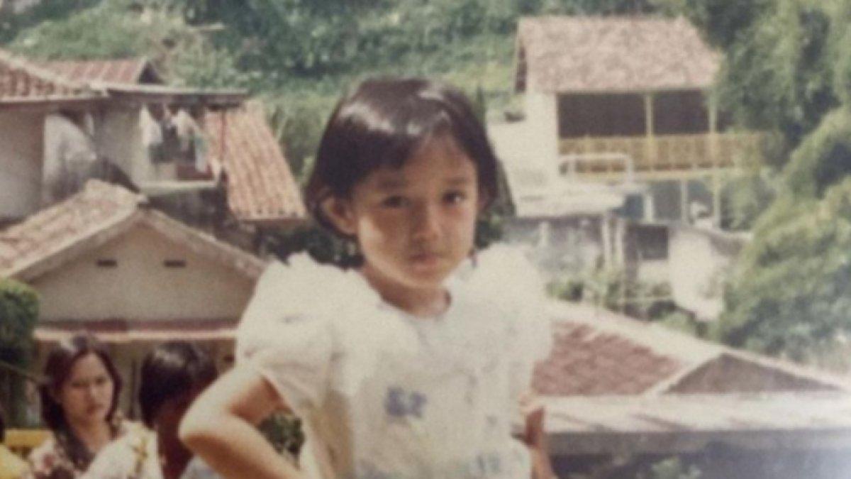 Foto masa kecil seorang artis dan penyanyi Melly Mono