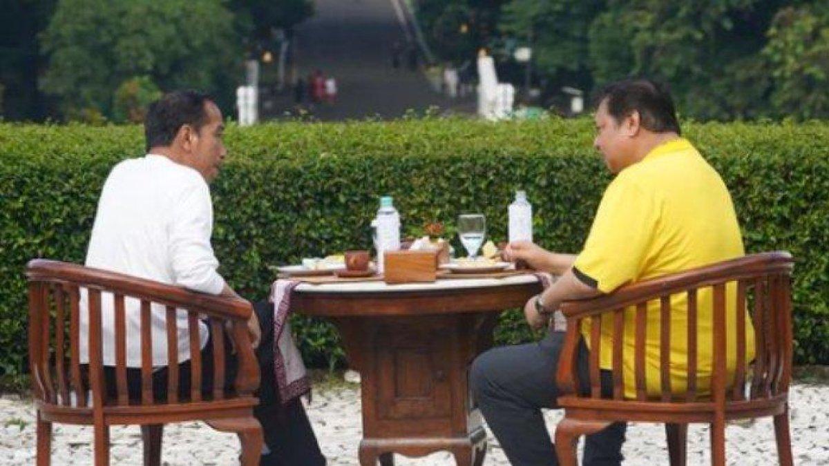 Foto momen Presiden Jokowi menikmati sarapan pagi bersama Menko Perekonomian sekaligus Ketua Umum Partai Golkar, Airlangga Hartarto pada pagi ini, Sabtu (6/1/2024).
