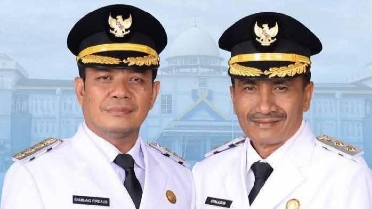 BUPATI DOMPU - Foto resmi Bupati dan Wakil Bupati Dompu yakni Bambang Firdaus dan Syirajuddin. Dalam lima tahun mendatang, Bambang Firdaus dan Syirajuddin berkomitmen untuk bekerja bersama Dewan Perwakilan Rakyat Daerah dalam merencanakan dan melaksanakan program-program pembangunan yang bertujuan untuk meningkatkan kesejahteraan masyarakat Dompu.