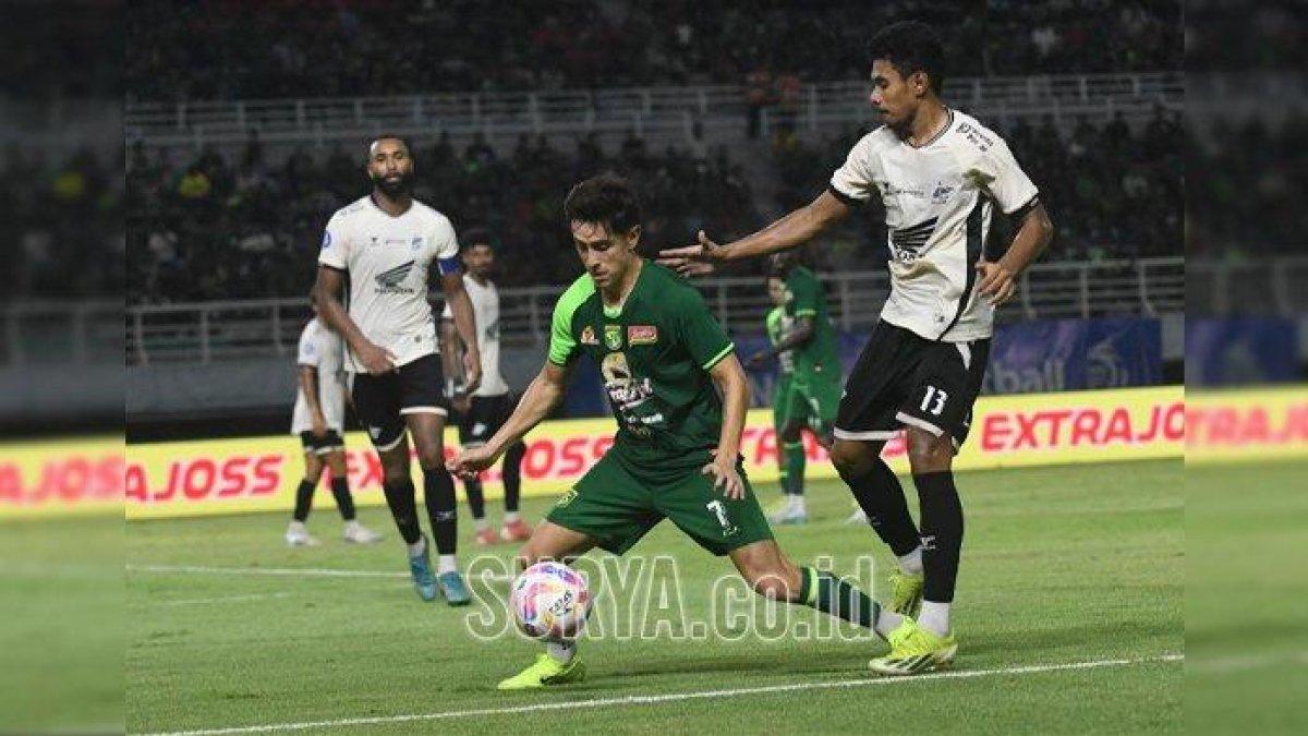 Francisco Rivera, pemain Persebaya, berduel dengan pemain PSM Makassar di Stadion Gelora Bung Tomo (GBT), Rabu (23/10/2024) malam. Laga berakhir imbang 1-1.