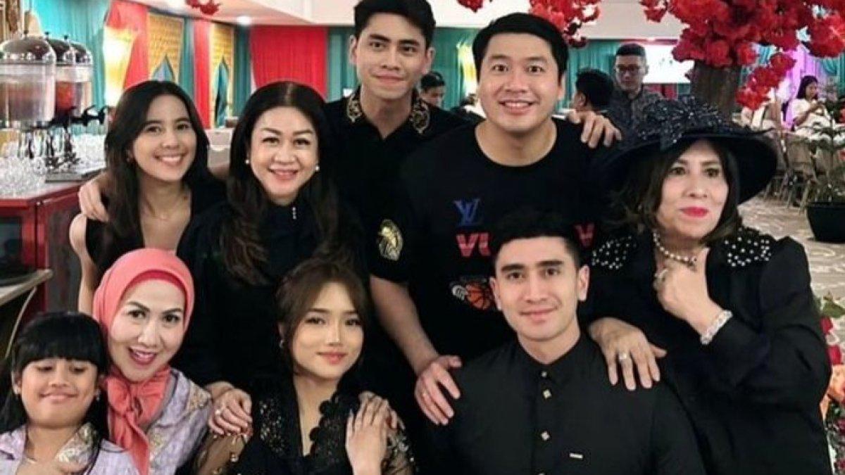 FUJI DAN VERRELL - Potret Fuji bersama keluarga Verrell Bramasta disadur dari Grid.ID pada Rabu (26/3/2025). Fuji diajak buka puasa bersama keluarga Verrell.