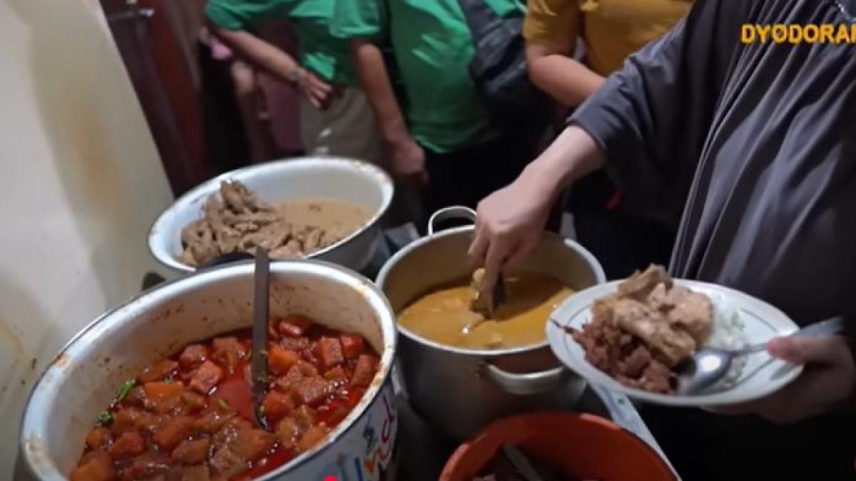 GUDEG LEGENDARIS JOGJA - Gudeg Pawon di Jogja. Inilah gudeg legendaris yang selalu ramai pengunjung.