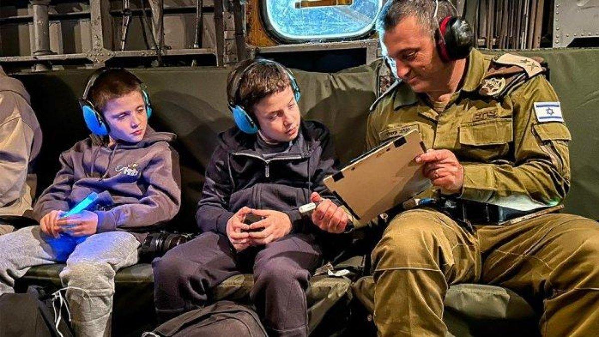 Gambar selebaran yang dirilis oleh tentara Israel pada 27 November 2023 menunjukkan sandera yang dibebaskan oleh Hamas. Gal (tengah) dan Tal Almog-Goldstein (kiri) diangkut dengan helikopter setelah mereka dibebaskan oleh kelompok militan Palestina Hamas dari Jalur Gaza pada 26 November 2023.