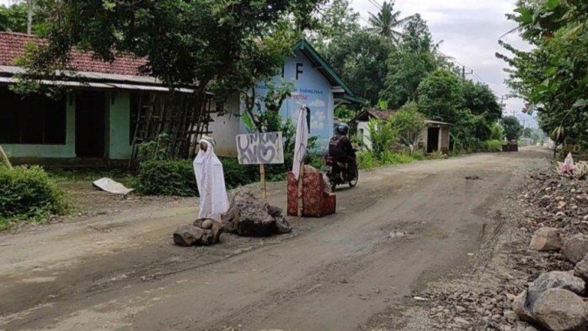 100 HARI KERJA - Begini gambaran kondisi jalan kabupaten di Desa Kemangkon, Kabupaten Purbalingga yang diblokir warga setempat, Senin (21/12/2020). Foto: Ilustrasi