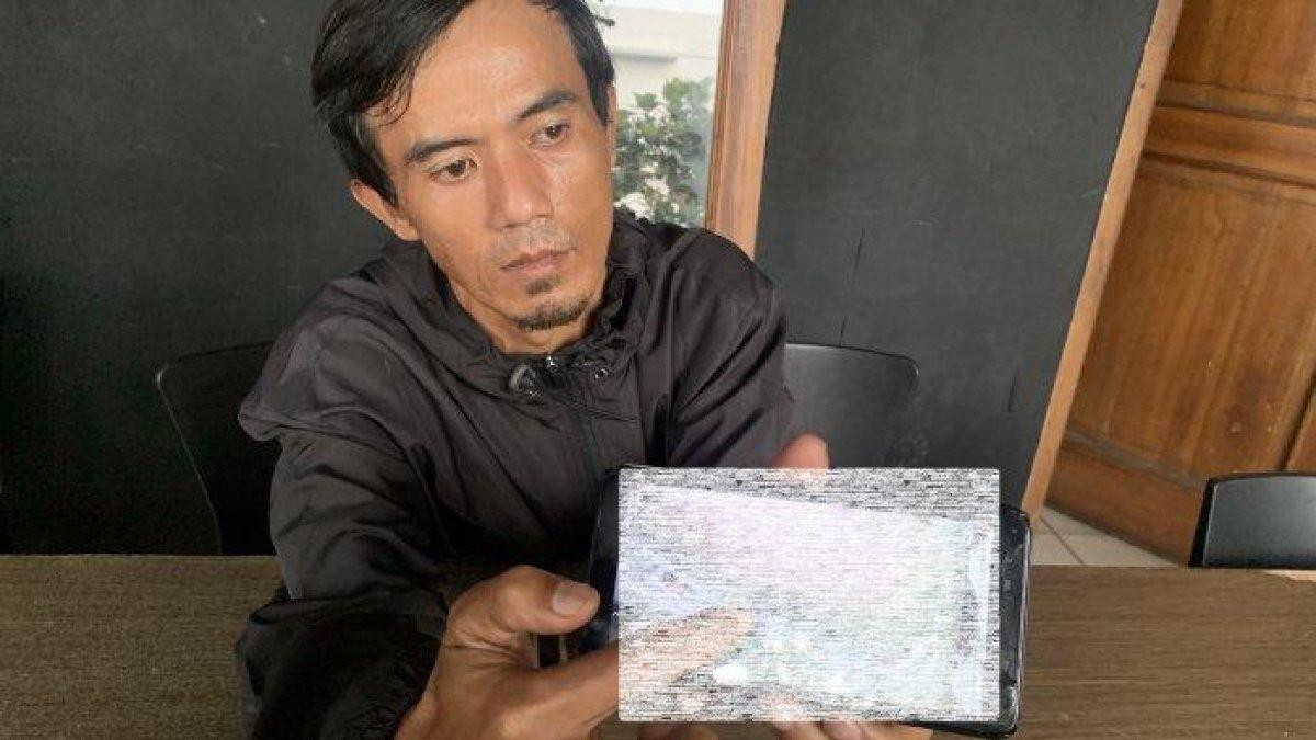 Ganjar Pamuji (35) saat menujukan luka operasi sesar di perut istrinya di Cianjur, Kamis (7/12/2023).