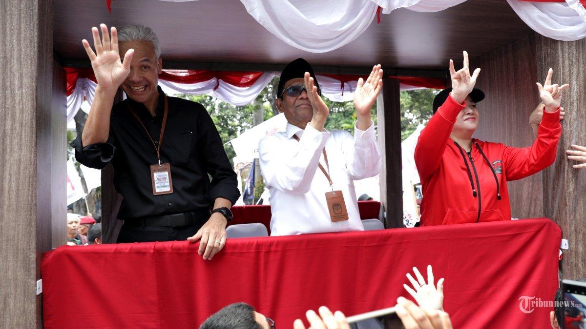 Bakal Calon Presiden Ganjar Pranowo dan Bakal Calon Wakil Presiden Mahfud MD didampingi Ketua DPP PDI Perjuangan Puan Maharani menyapa relawan saat menuju Gedung KPU, Jakarta, Kamis (19/10/2023). Pasangan Ganjar dan Mahfud MD menjadi pasangan kedua yang mendaftar di KPU sebagai Calon Presiden dan Wakil Presiden 2024 yang diusung empat partai yakni PDI Perjuangan, PPP, Partai Perindo, dan Partai Hanura.