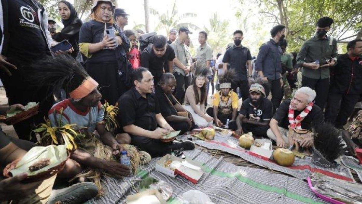 Ganjar Pranowo menikmati kelezatan kuliner khas Merauke, yaitu Sagu Sep