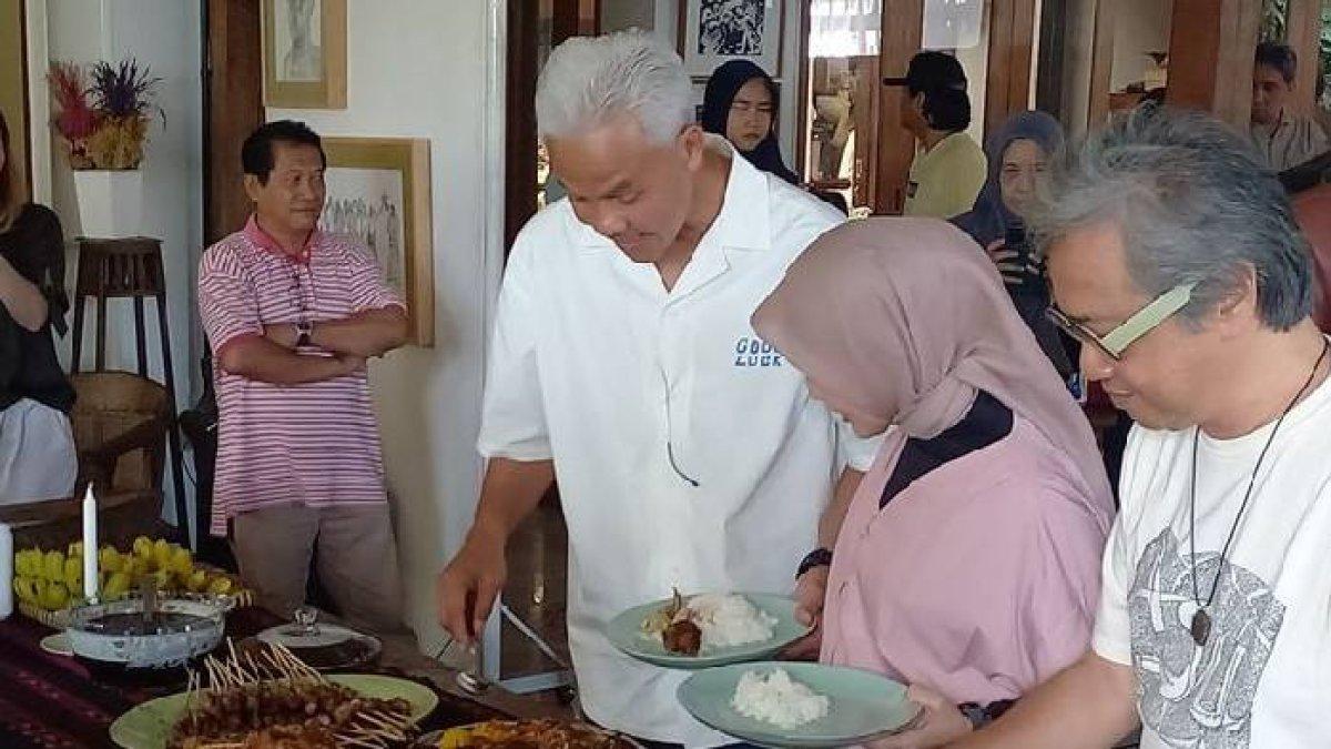Ganjar dan Atiqoh saat berkunjung ke rumah Butet, Sabtu (17/2/2024)(KOMPAS.COM/WISANG SETO PANGARIBOWO)