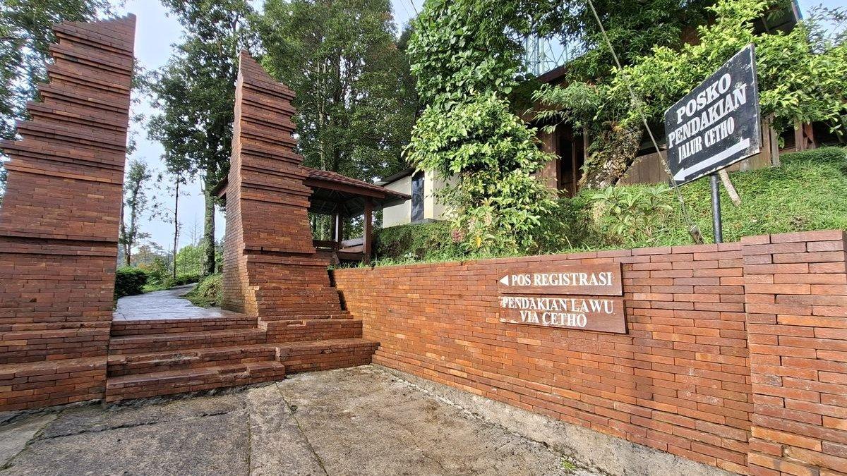 PUNGLI JALUR PENDAKIAN - Gapura menuju pos registrasi pendakian Gunung Lawu via Cetho.